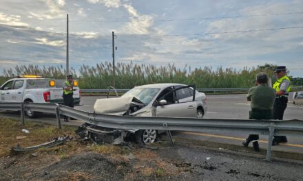 Impacta auto contra barra de contención y lo abandona en Boca del Monte