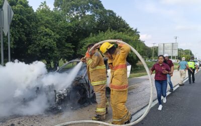 Cortocircuito en camioneta de lujo deja vehículo reducido a chatarra en la autopista México-Tuxpan
