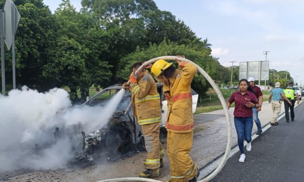 Cortocircuito en camioneta de lujo deja vehículo reducido a chatarra en la autopista México-Tuxpan