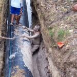 Resbala y queda atrapado en zanja de obra en Alto Lucero