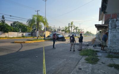 Poblanos fuera de control se estrellan contra jardinera y pared en La Calzada