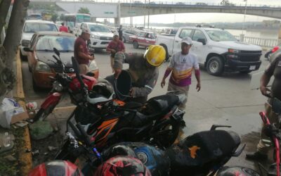 Demente prende fuego a tres motocicletas; bomberos apagan el incendio a cubetazos