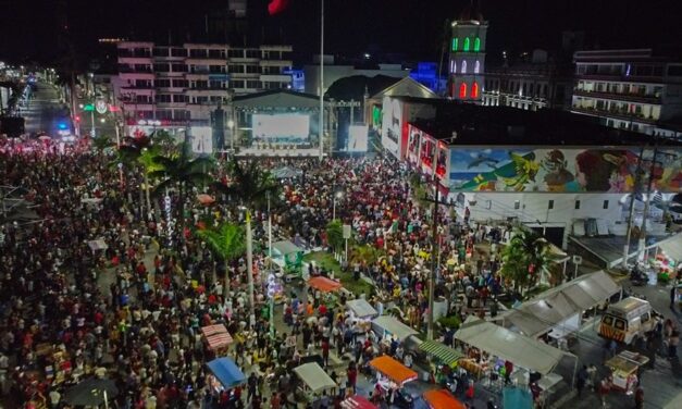 Con gran fervor patrio se realizó en Tuxpan la ceremonia del Grito de Independencia.