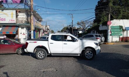 Taxista Correlón choca y huye en la 15