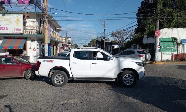 Taxista Correlón choca y huye en la 15