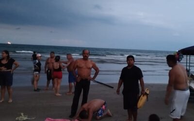 Rescate en Playa San Antonio: Joven es salvado de morir ahogado por equipo de emergencia