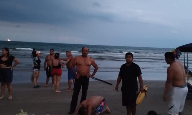 Rescate en Playa San Antonio: Joven es salvado de morir ahogado por equipo de emergencia