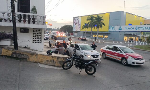 Herido al caer de su motocicleta, se niega a ser hospitalizado