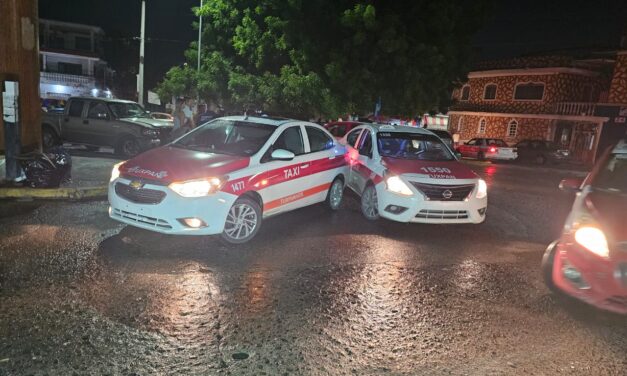 Taxistas provocan percance menor en la Vicente Guerrero