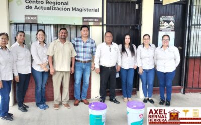 Entrega de pintura a escuelas de Tuxpan por parte del Regidor Octavo del Ayuntamiento