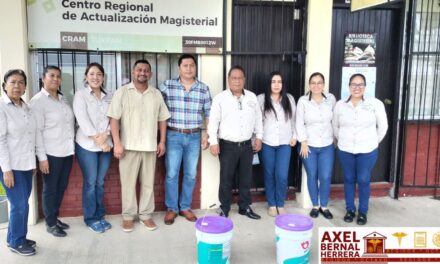 Entrega de pintura a escuelas de Tuxpan por parte del Regidor Octavo del Ayuntamiento