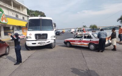 Intenta ganarle el paso a un autobús y provoca accidente; dos pasajeros resultan heridos