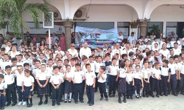 Realizan primer Lunes Cívico del Mes Patrio