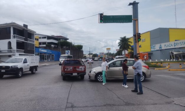 Accidente sin lesionados en el Fraccionamiento Jardines de Tuxpan