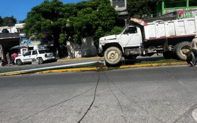 Accidente en Avenida Las Américas deja daños materiales; conductor se da a la fuga