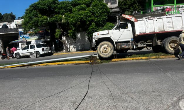 Accidente en Avenida Las Américas deja daños materiales; conductor se da a la fuga