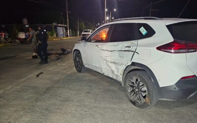 Choque en Bulevar Lázaro Cárdenas deja dos lesionados