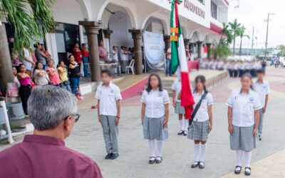 En el marco del Lunes Cívico se hizo entrega de escrituras a la Escuela Primaria José L. Garizurieta