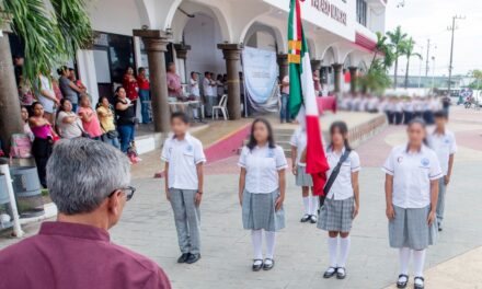 En el marco del Lunes Cívico se hizo entrega de escrituras a la Escuela Primaria José L. Garizurieta