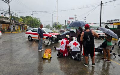 Taxista da vuelta en U y derriba a motociclistas: Dos jóvenes resultan lesionados