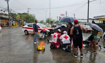 Taxista da vuelta en U y derriba a motociclistas: Dos jóvenes resultan lesionados