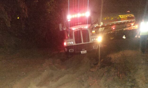 Tráiler se queda atascado en el Libramiento Portuario de Tuxpan