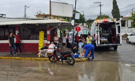 Tres negligentes se estrellan contra un TAXI