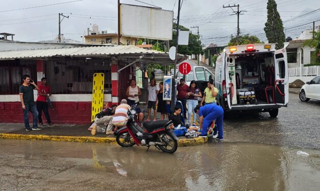 Tres negligentes se estrellan contra un TAXI