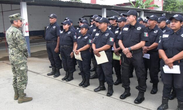 Gobierno de Tuxpan entrega vales de despensa a 135 elementos de la Policía Municipal