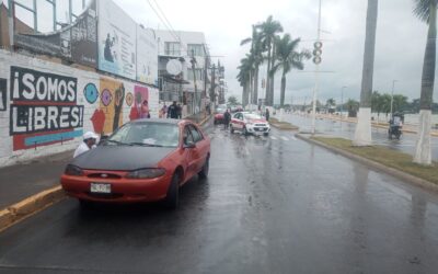 Conductor se le atraviesa a un taxista y provoca choque en el bulevar Jesús Reyes Heroles