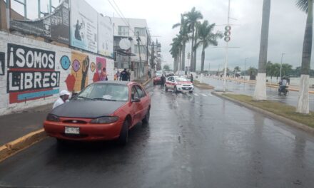 Conductor se le atraviesa a un taxista y provoca choque en el bulevar Jesús Reyes Heroles