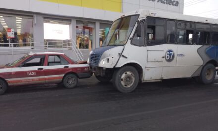 Sut le da por «Detroit» a un Taxi en la Cuauhtémoc