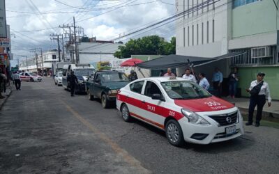 Camioneta le da por “detroit” a un taxi en el centro