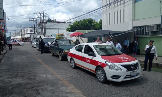 Camioneta le da por “detroit” a un taxi en el centro