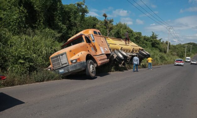 Pierde el control de su vehículo en la carretera Tuxpan-Tamiahua