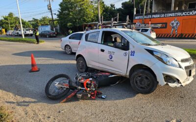 ¡DE MILAGRO! Motocicleta Termina Bajo un Auto, pero los Ocupantes se Salvan