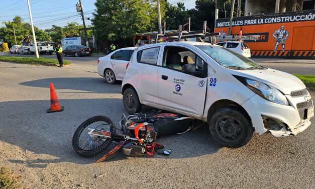 ¡DE MILAGRO! Motocicleta Termina Bajo un Auto, pero los Ocupantes se Salvan