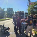 Estrena motocicleta, la atropellan y el responsable huye: Choca contra mostradores en OXXO