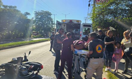 Estrena motocicleta, la atropellan y el responsable huye: Choca contra mostradores en OXXO