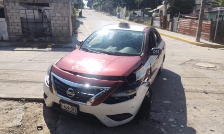 Choca el Taxi #1252 en la Federico García Blanco; no se reportan lesionados