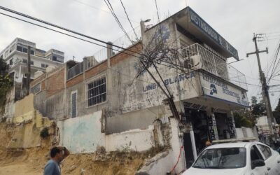 Camión de carga provoca daños al cableado eléctrico en la Garizurieta