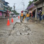 ¡En marcha la rehabilitación de calles en Tuxpan! En la avenida Insurgentes se realiza un bacheo profundo y cambio de rejillas de alcantarillado