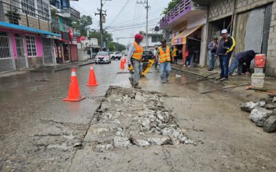 ¡En marcha la rehabilitación de calles en Tuxpan! En la avenida Insurgentes se realiza un bacheo profundo y cambio de rejillas de alcantarillado
