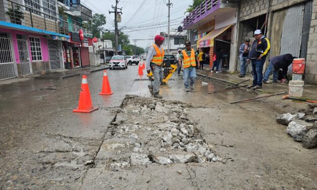 ¡En marcha la rehabilitación de calles en Tuxpan! En la avenida Insurgentes se realiza un bacheo profundo y cambio de rejillas de alcantarillado