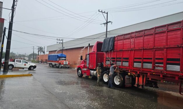 Tragedia en Tuxpan: Operador de tráiler pierde la vida al electrocutarse mientras enlonaba el remolque