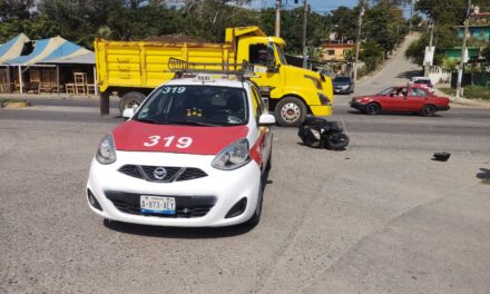 Accidente leve frente a Bomberos deja a motociclista con heridas menores