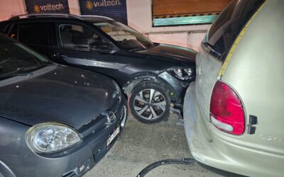 Anciano choca con dos vehículos estacionados y provoca daños materiales en la Garizurieta