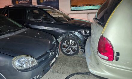 Anciano choca con dos vehículos estacionados y provoca daños materiales en la Garizurieta