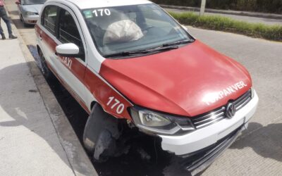 Taxista se distrae con el Chisme Tuxpeño y termina impactado en el Libramiento López Mateos