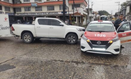 Se dieron el clásico beso en la esquina de la 15 y Cuauhtémoc